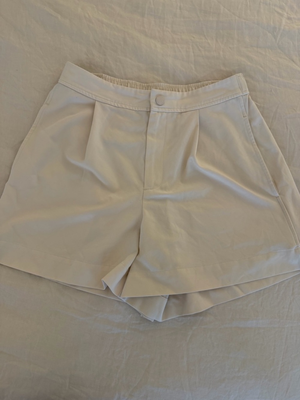 Varley Mariya easy pleat shorts in ivory Size SMALL